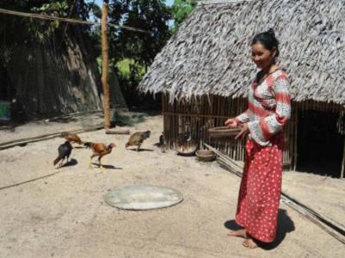 Femme handicapée suivant une formation sur l'élevage avicole au Cambodge